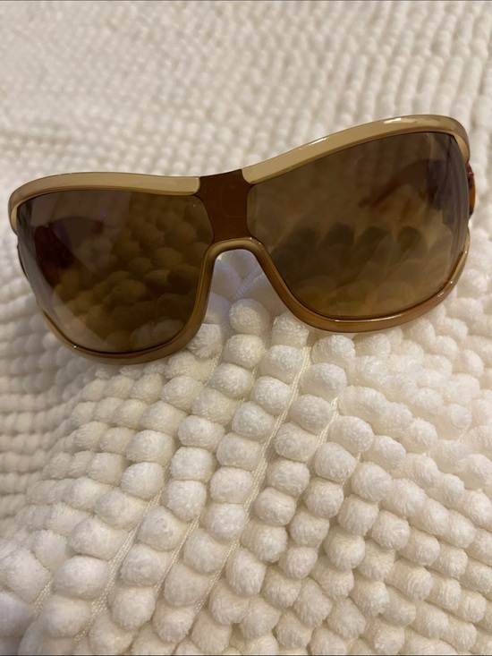 Gucci Accessories - Gucci. Nude / Light Brown / Beige Oversized Women's Sunglasses